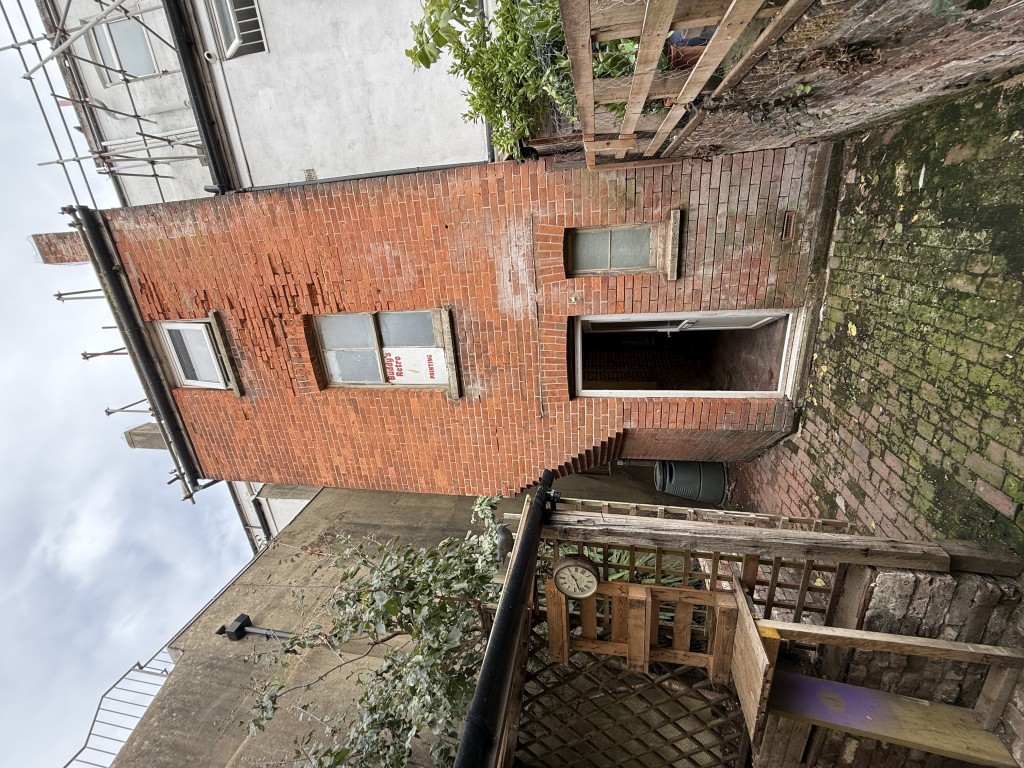 Lot: 44 - MIXED RESIDENTIAL AND COMMERCIAL BUILDING WITH POTENTIAL - Rear view of redbrick property with yard area